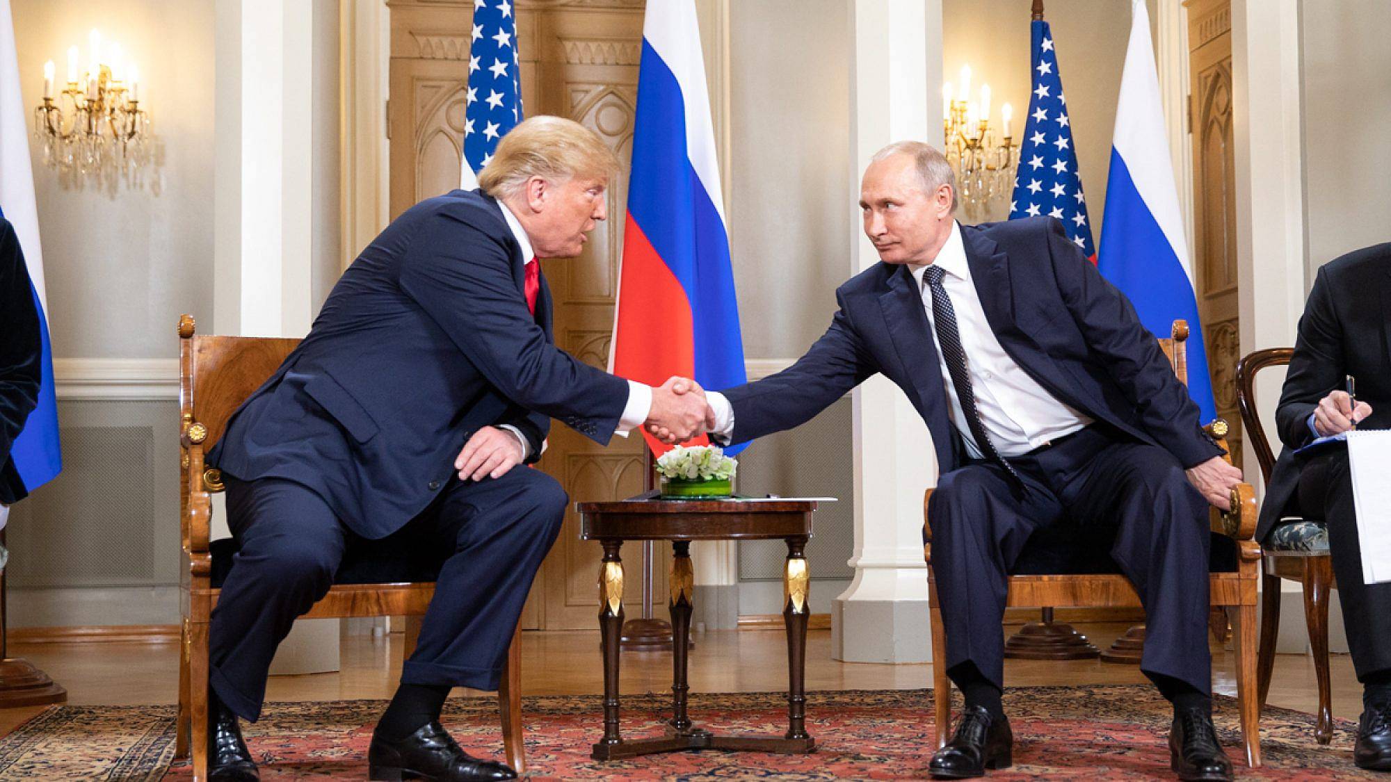 U.S. and Russia leaders shaking hands, symbolizing rapprochement amidst European Union fragmentation